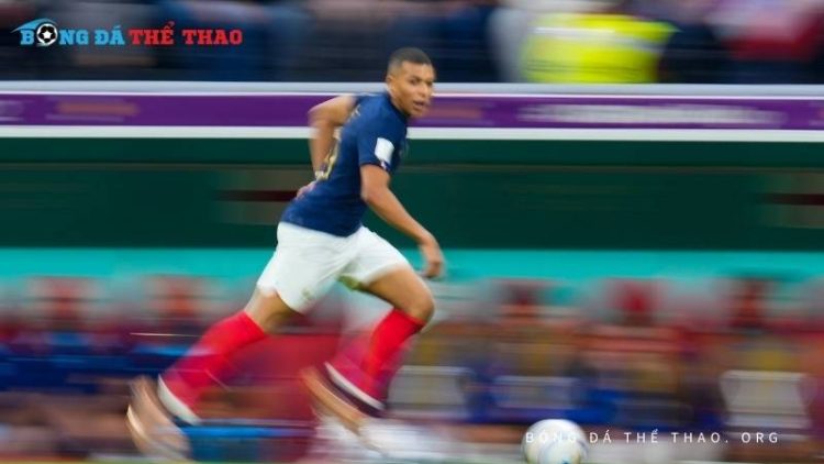 Cầu thủ bóng đá chạy nhanh nhất thế giới - Ai là thần tốc độ? 1 "Cầu thủ bóng đá chạy nhanh nhất thế giới" – một pha bứt tốc có thể làm thay đổi cả trận đấu!