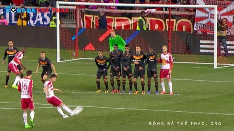 Tìm hiểu luật đá phạt trực tiếp và gián tiếp trong bóng đá 1 luat da phat truc tiep va gian tiep trong bong da 1 1