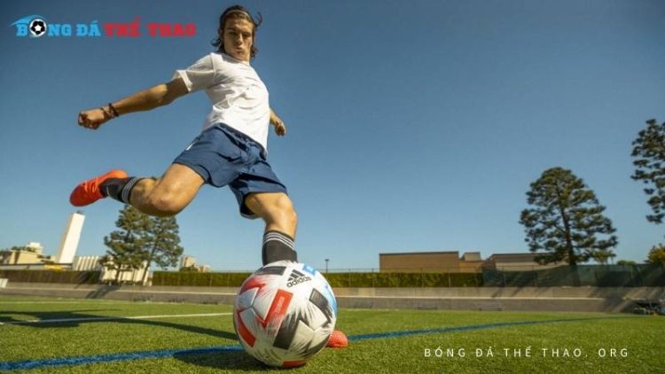 Hướng dẫn chi tiết cách sút bóng mạnh chuẩn, chuyên nghiệp 1 Cách sút bóng mạnh – Bí quyết để làm chủ sân cỏ và tạo nên những pha ghi bàn ấn tượng!