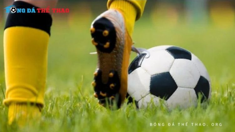 Hướng dẫn kỹ thuật đá bóng bằng mu ngoài bàn chân chuyên nghiệp 1 Kỹ thuật đá bóng bằng mu ngoài bàn chân