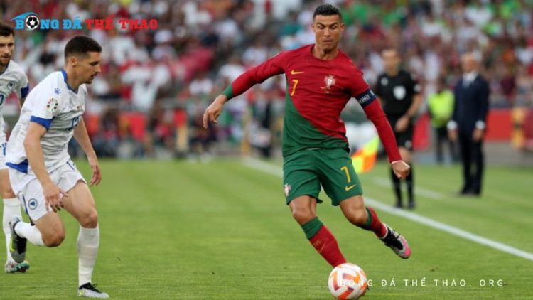 Hướng dẫn kỹ thuật đảo chân trong bóng đá hiệu quả, đơn giản 1 Hướng dẫn kỹ thuật đảo chân trong bóng đá hiệu quả, đơn giản