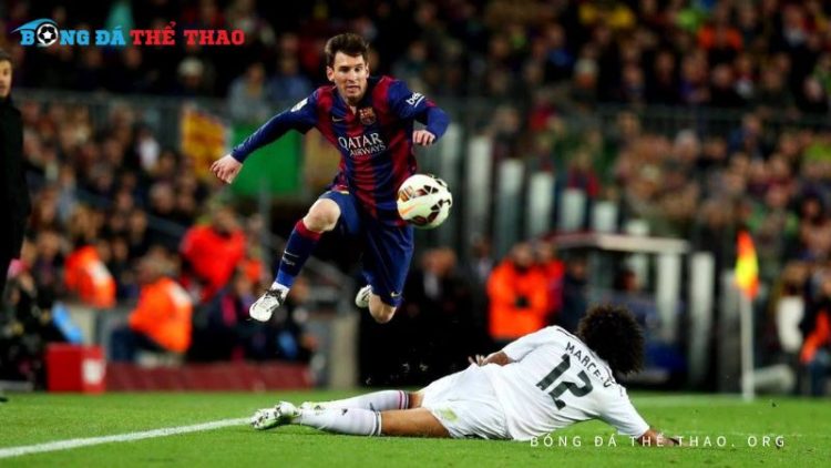 Chia sẻ kỹ thuật xoạc bóng đỉnh cao trên sân cỏ từ A đến Z 1 Kỹ thuật xoạc bóng