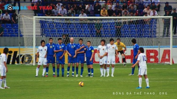 Cách sút phạt hàng rào để chinh phục mọi trận đấu ấn tượng nhất 1 Cách sút phạt hàng rào chuẩn xác – bí quyết ghi bàn như siêu sao!