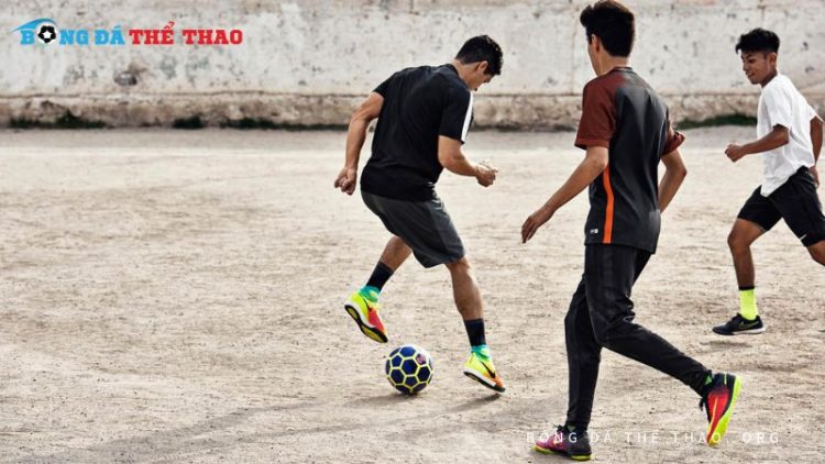 Khám phá kỹ thuật rê bóng và mẹo kiểm soát bóng vượt qua đối thủ 1 Khám phá kỹ thuật rê bóng và mẹo kiểm soát bóng vượt qua đối thủ