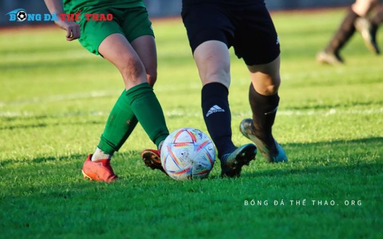 Kỹ thuật tì đè và che chắn bóng đúng luật trong bóng đá 1 Kỹ thuật tì đè và che chắn bóng đúng luật trong bóng đá